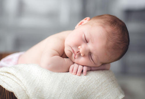 新生儿出生，为什么要间隔24小时再洗澡？