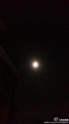 今晚月亮旁边好大的光……