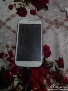 手机里面的屏幕摔碎了……