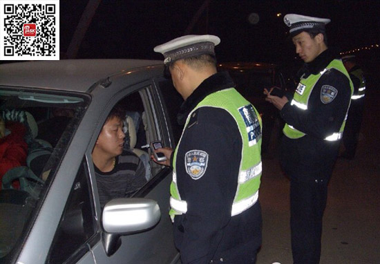 女司机乱亲人踹交警下体，如何判定酒驾？