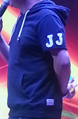 袖子上有JJ两个字母……