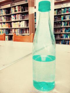 瓶子是蓝色？水是蓝色……
