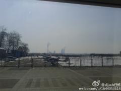 在邯郸机场，等飞机。……