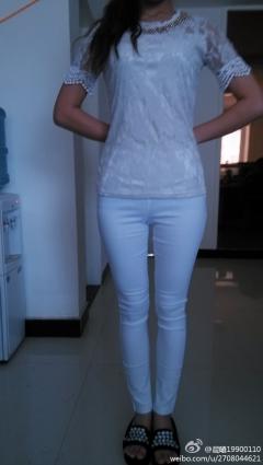 这个白色的裤子配什么……