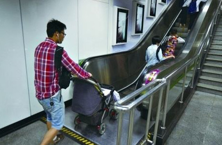 安全常识：切勿抱孩子乘坐自动扶梯！
