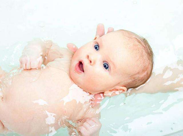 新生儿出生，为什么要间隔24小时再洗澡？