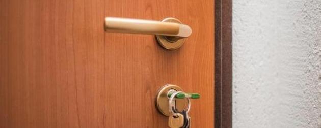 把钥匙插在门上真的可以防盗吗